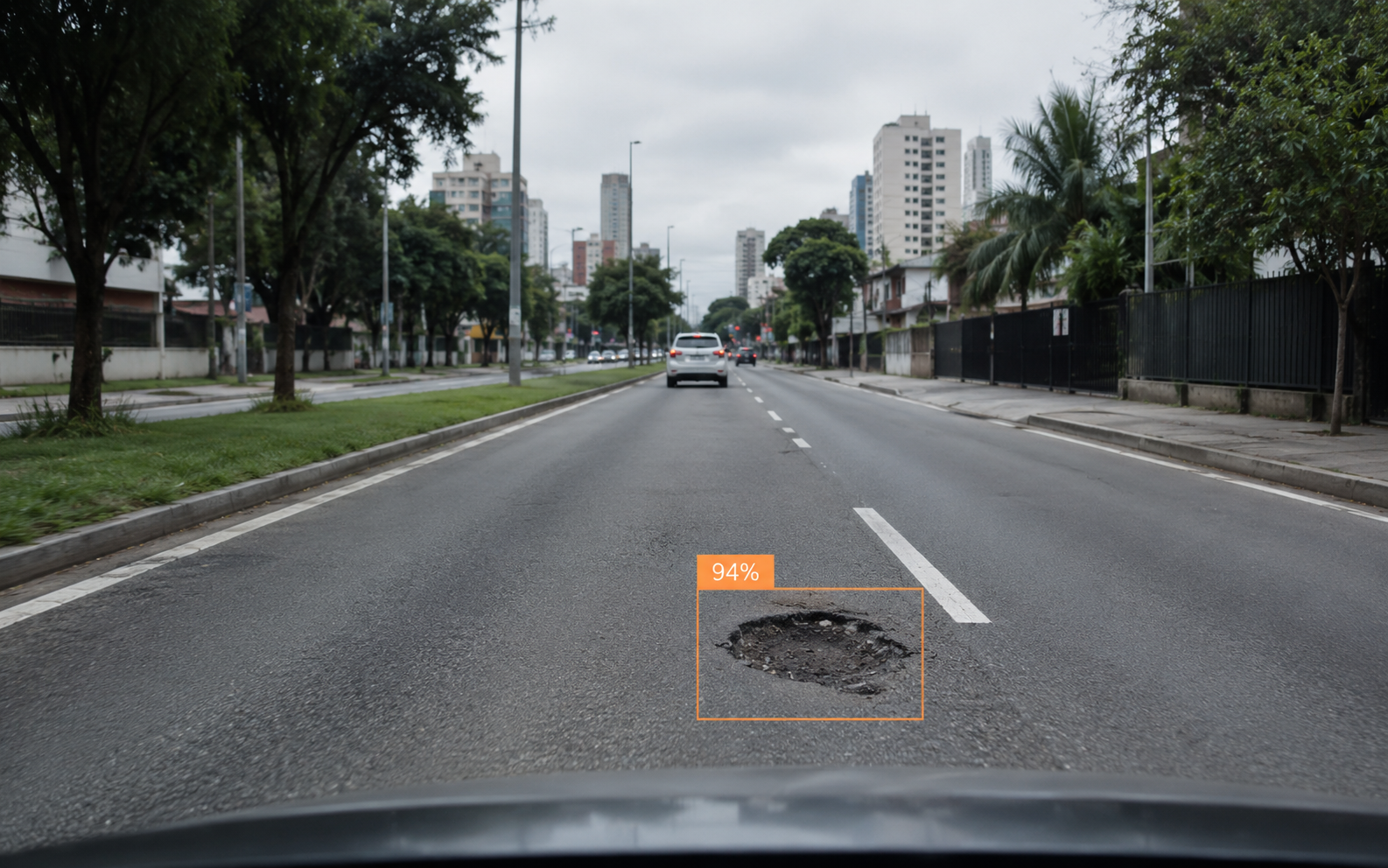Via urbana com um buraco identificado por visão computacional